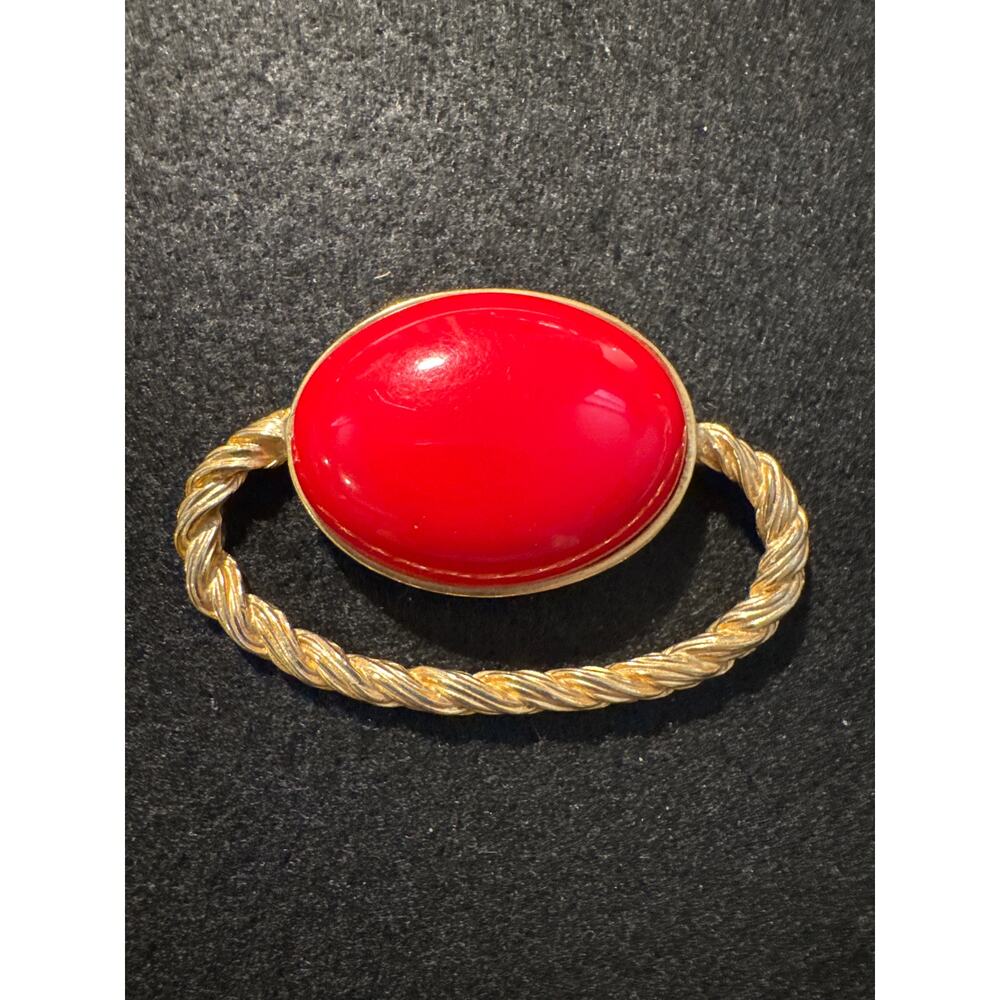 Vintage Goldtone rope design with cherry red cabochon